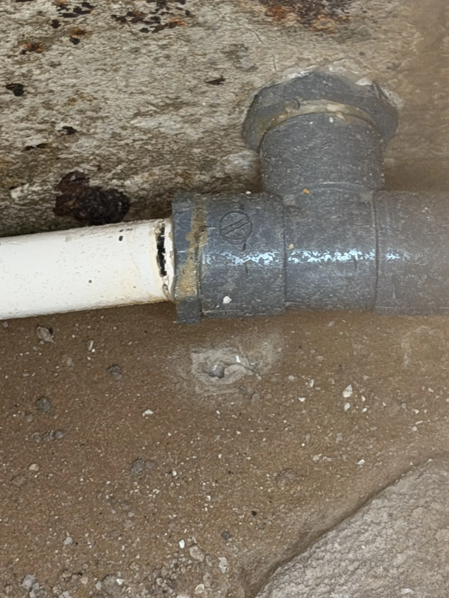 Close-up of the cracked return-line pipe at the jet tee, the pinpointed break — Daytona Beach Shores, FL